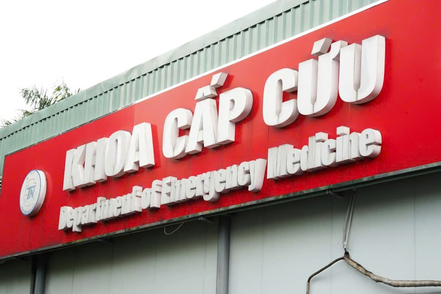 Bé gái 14 tuổi nguy kịch do uống rượu không rõ nguồn gốc