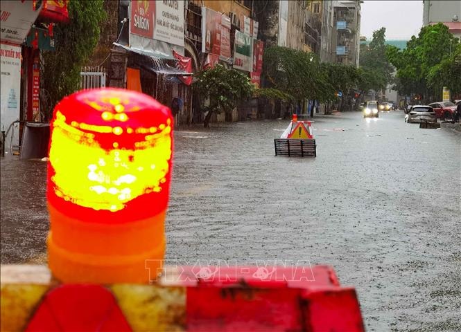 Ảnh hưởng bão số 10: Cảnh báo dông sét, mưa đá và mưa lớn cục bộ tại nội thành Hà Nội