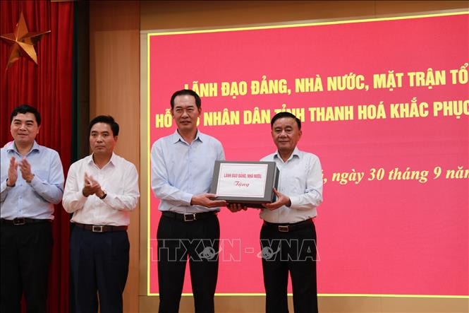 Đồng chí Trần Cẩm Tú thăm, hỗ trợ nhân dân tỉnh Thanh Hóa bị thiệt hại do cơn bão số 10