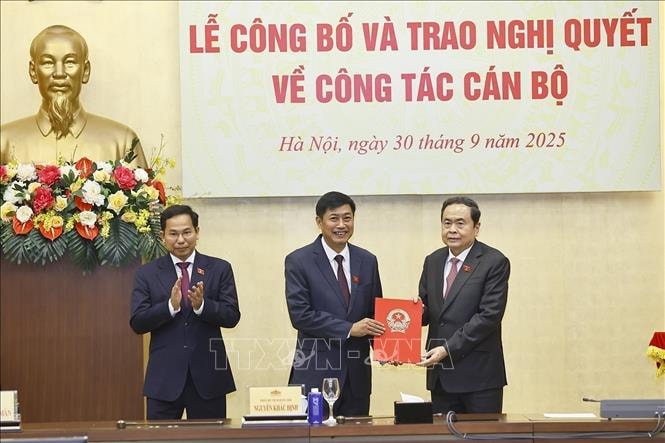 Lễ công bố và trao nghị quyết về công tác cán bộ của Ủy ban Thường vụ Quốc hội