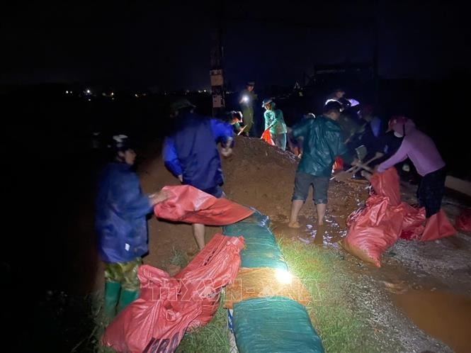 Công an Thanh Hóa xuyên đêm khắc phục sự cố đê, bảo đảm an toàn cho nhân dân