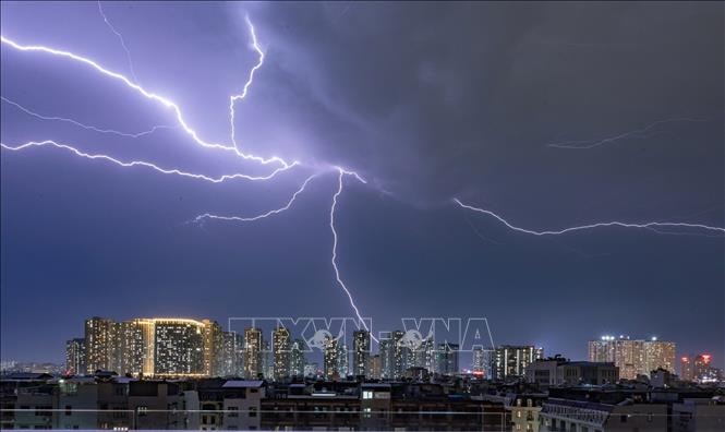 Lý giải nguyên nhân sét đánh liên hồi ở Hà Nội
