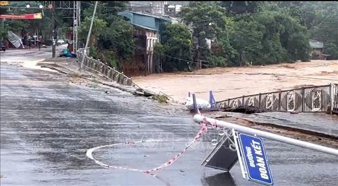 Báo cáo nhanh thiệt hại trên các quốc lộ, cao tốc sau bão số 10 đến sáng 30/9