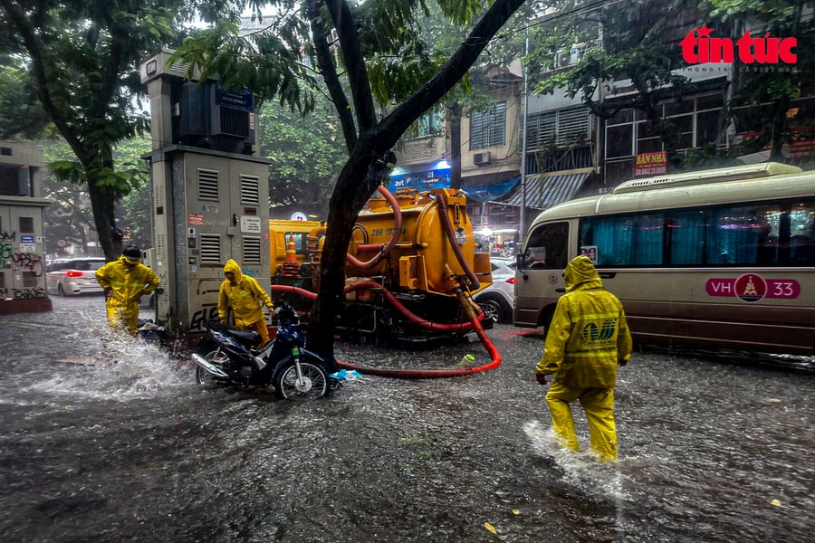 Công nhân thoát nước Hà Nội căng mình ứng trực tại 82 điểm ngập úng trong bão số 10