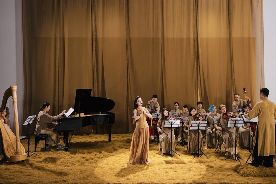 Bất ngờ với giọng hát dân gian miền Trung ru lòng người như tiếng gió hàng phi lao bên biển