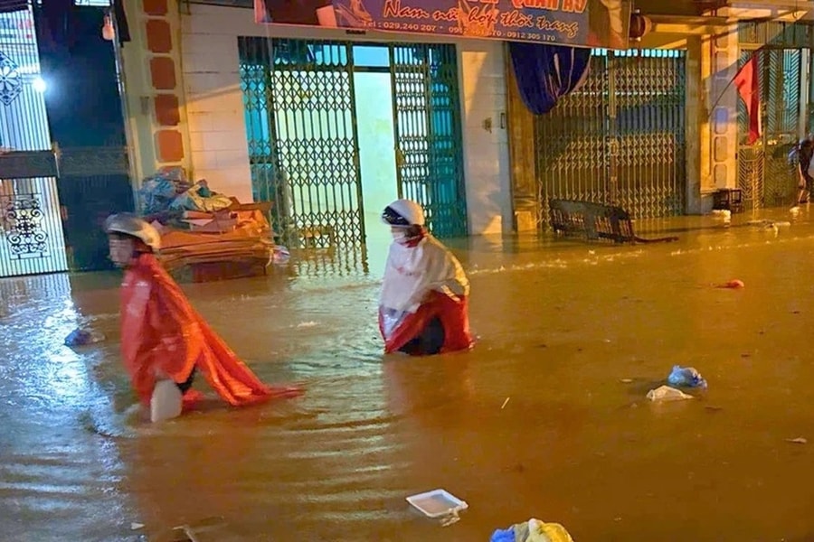 Lũ cuồn cuộn như thác chảy qua bản ở Sa Pa, vẫn còn khách bị mắc kẹt
