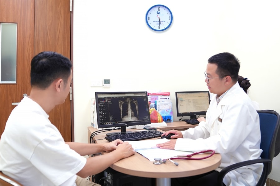 Gãy 3 xương sườn, tràn máu màng phổi sau cú ngã