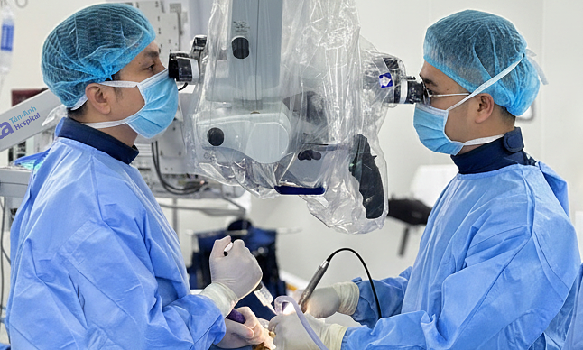 Hẹp ống sống gây yếu liệt chân