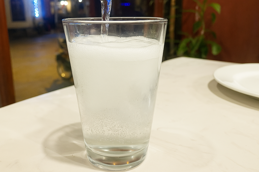 Điều gì xảy ra khi uống nước ngọt có gas trong bữa ăn?