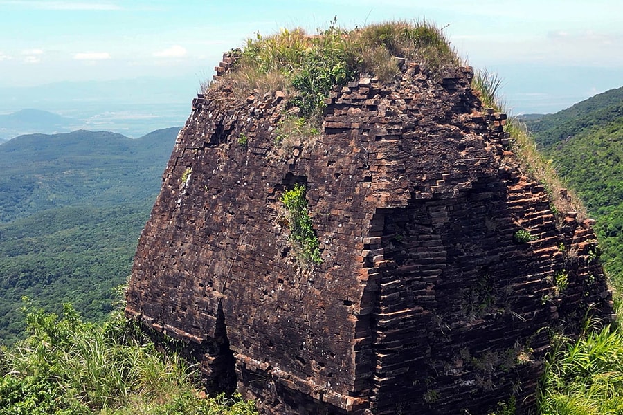 Bí ẩn tháp Chăm trên đỉnh núi 800 m