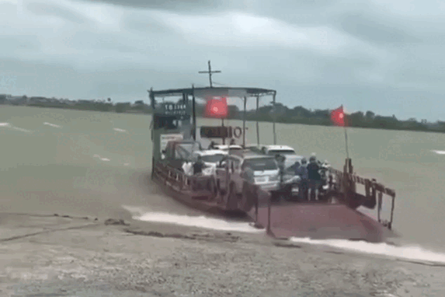 Chở khách qua sông khi gió bão, chủ phà bị phạt