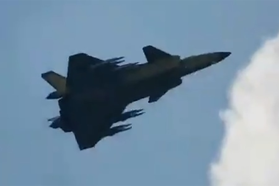 Tiêm kích J-20 Trung Quốc tiếp tục phô diễn chế độ 'Quái thú'