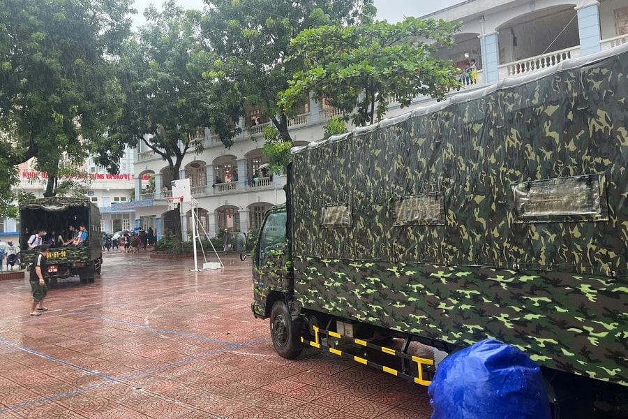 Xe quân đội đón học sinh thoát điểm ngập