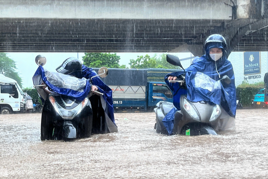 Hơn 20 đại học chuyển dạy online, hoãn thi vì mưa ngập