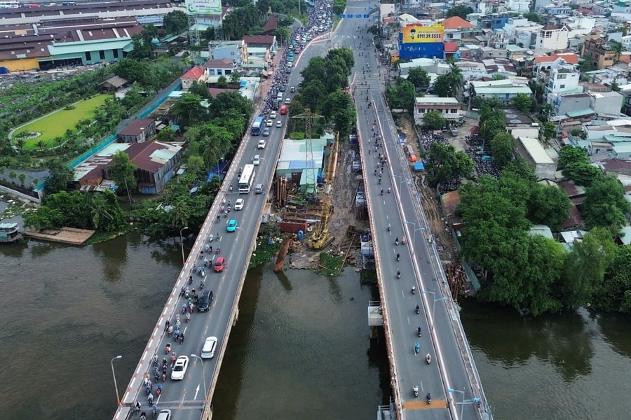 Cầu Bình Triệu nặng 11.000 tấn hoàn tất nâng cao hơn một mét