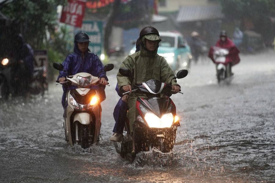 Hà Nội mưa to, nhiều nơi miền Bắc ngập lụt
