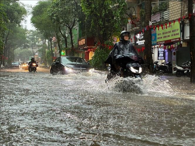 Cảnh báo sắp có mưa lớn ở nội thành Hà Nội, lũ khẩn cấp trên sông Thao