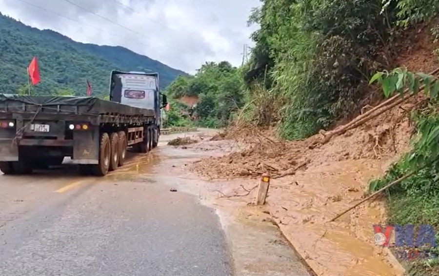 Tuyến đường độc đạo đi Cửa khẩu Quốc tế Nậm Cắn tê liệt vì sạt lở đất