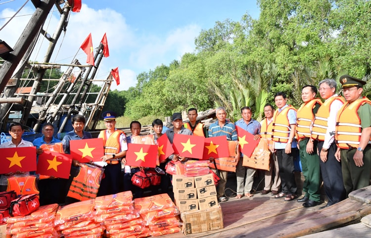 Vùng Cảnh sát biển 3 đẩy mạnh tuyên truyền chống khai thác IUU tại Vĩnh Long