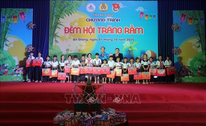'Đêm hội trăng rằm' ấm áp cho con em người lao động