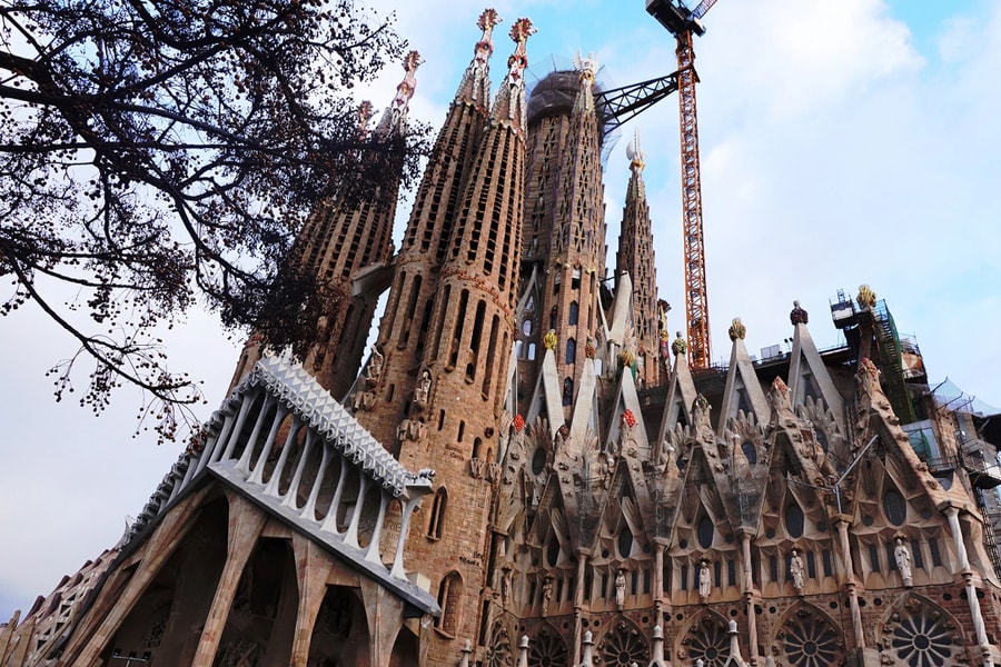 Nhà thờ nào xây gần 150 năm vẫn chưa xong?