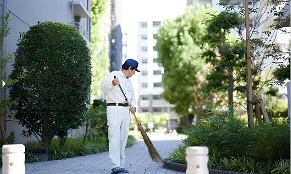 Triệu phú bất động sản đi làm lao công