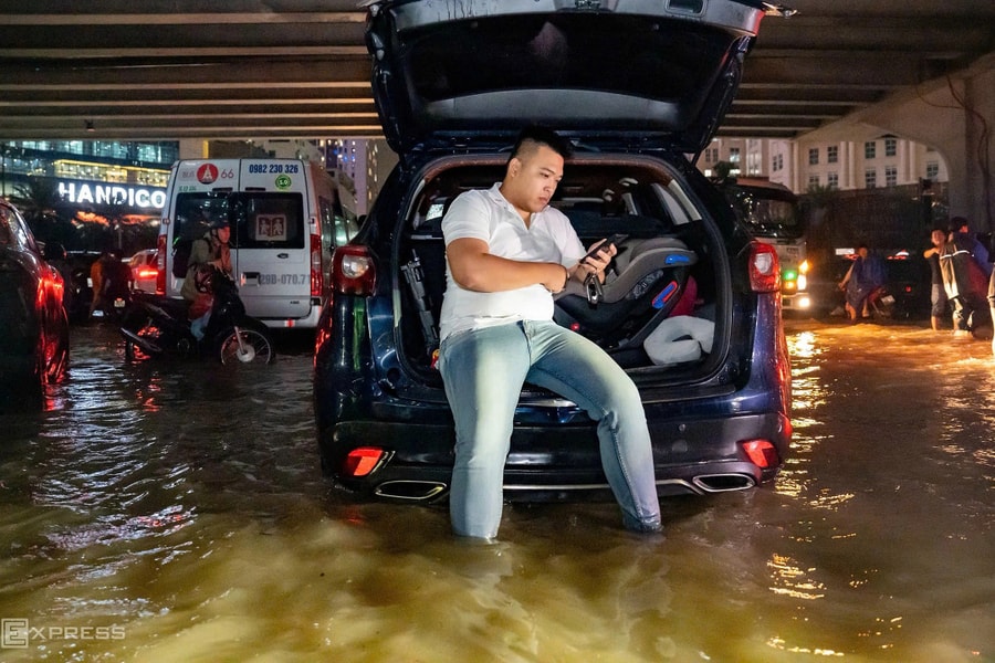 Người Hà Nội xuyên đêm trên đường vì ngập