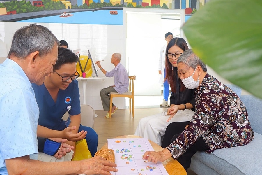 Dịch vụ chăm sóc người già 'sáng đi chiều về' 350.000 đồng một ngày