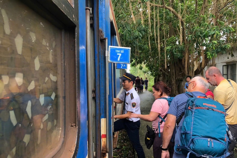 Tiếp tục dừng nhiều chuyến tàu do ngập và sạt lở