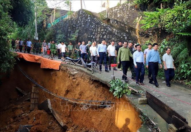 Phó Thủ tướng Mai Văn Chính: Nhanh chóng vệ sinh môi trường, phòng ngừa dịch bệnh khi nước rút