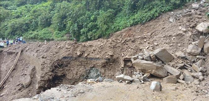 Gần 100 điểm giao thông đường bộ đang bị ách tắc sau bão số 10