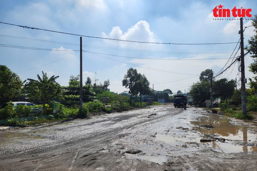 Khắc phục tạm thời đường đầy ‘hố bom’ sau phản ánh của Báo Tin tức và Dân tộc