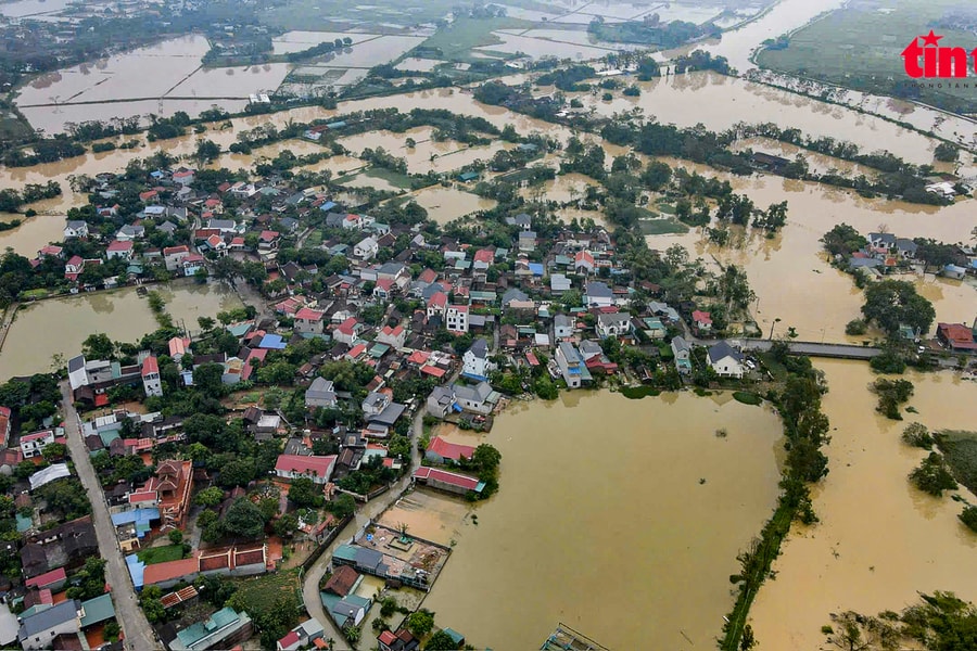 'Ốc đảo' ngoại thành Hà Nội sau bão số 10
