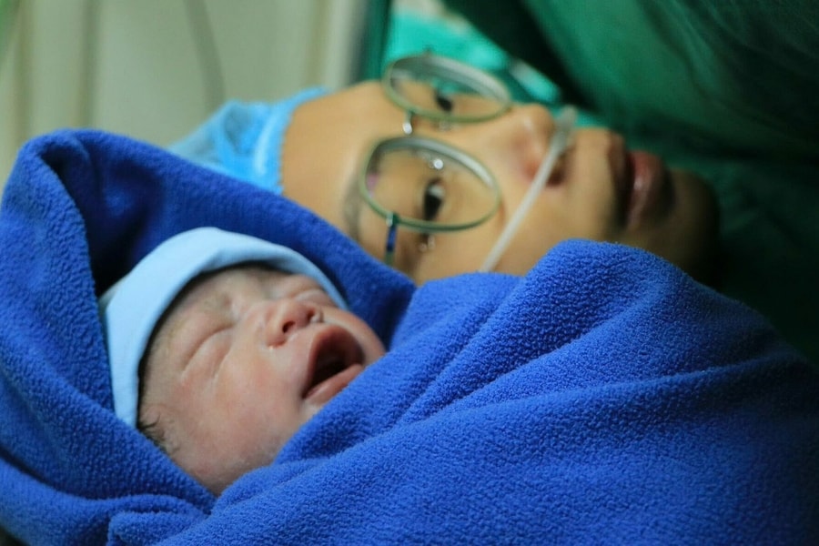 Người mẹ từ chối chữa ung thư để con được chào đời khỏe mạnh