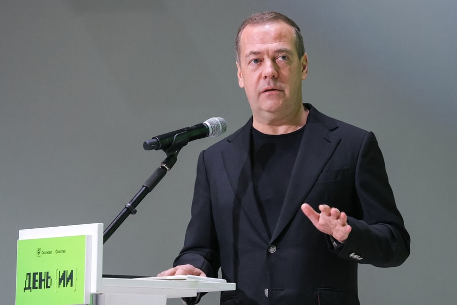 Ông Medvedev đấu khẩu với ông Trump về tàu ngầm hạt nhân