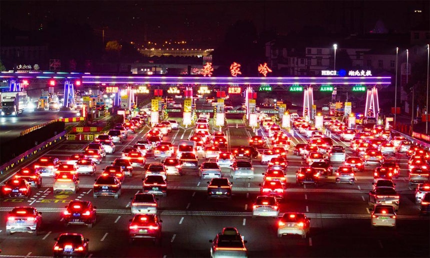 Đường cao tốc tắc dài khi người Trung Quốc đổ về quê nghỉ lễ