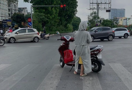 Tôi phản đối gay gắt khi người thân làm 'ninja', mặc váy chống nắng lái xe máy
