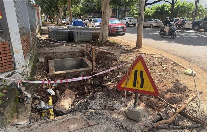 Nhếch nhác trong thi công dự án nâng cấp hạ tầng đường nội thị ở Đắk Lắk