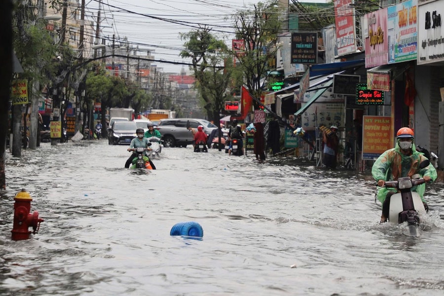 TP Hồ Chí Minh mưa lớn gây ngập sâu, giao thông rối loạn