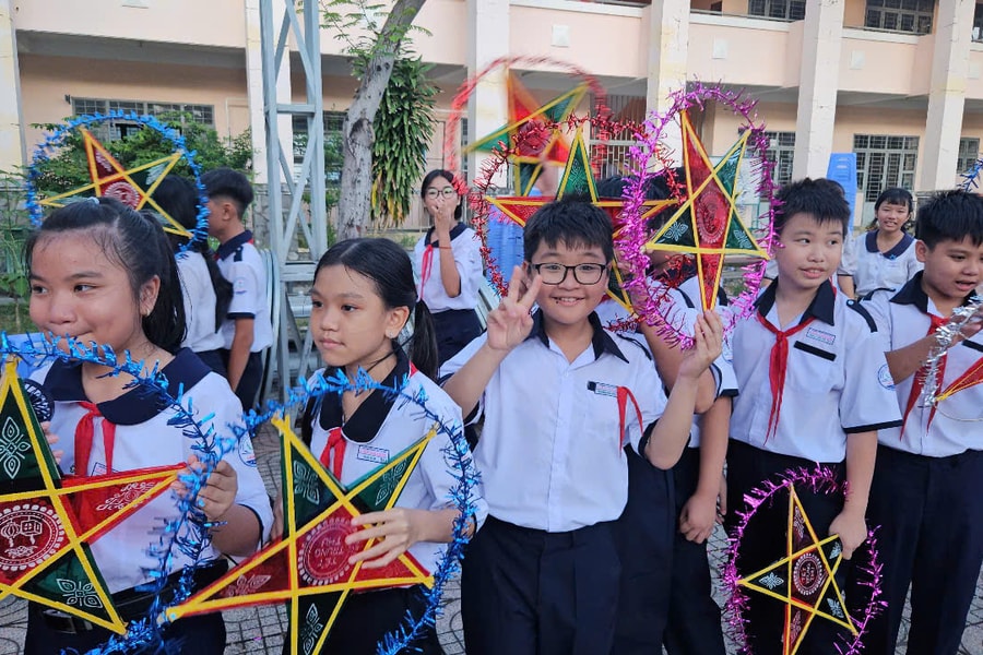 TP Hồ Chí Minh mang Tết trung thu ấm áp đến với 1.000 thiếu nhi xã Cần Giờ