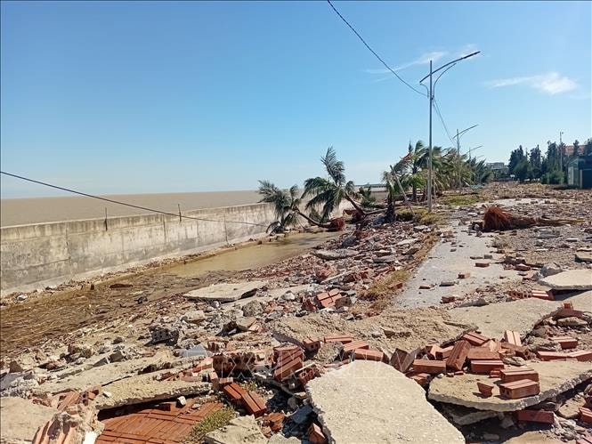 Các địa phương khắc phục hậu quả sạt lở bờ sông, kè biển