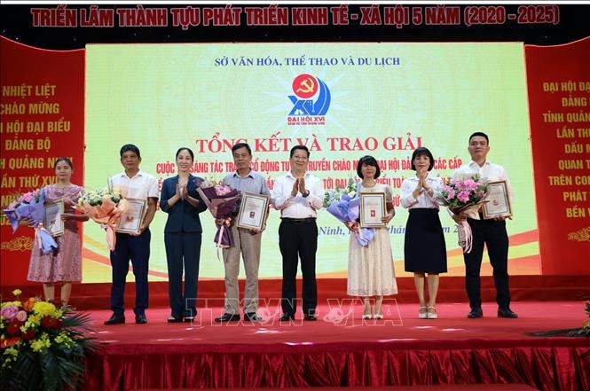 Trao giải Cuộc thi sáng tác tranh cổ động và biểu trưng tuyên truyền Đại hội Đảng