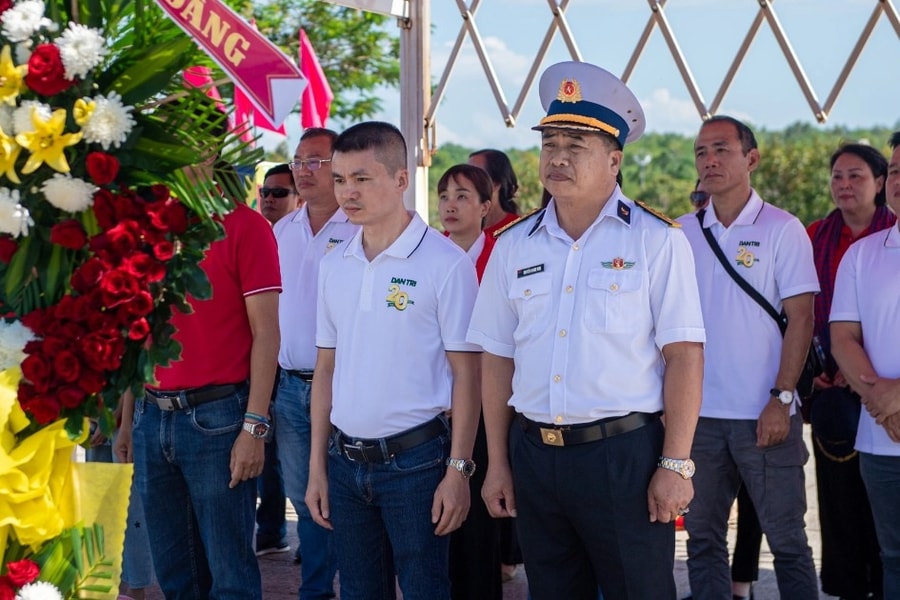 Khắc ghi công lao Mẹ Việt Nam Anh hùng và vị thuyền trưởng tàu không số