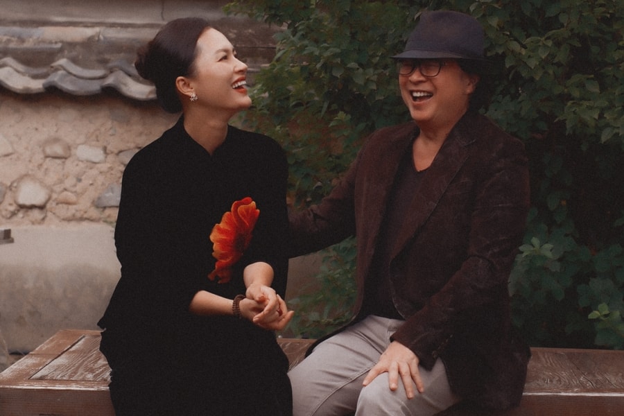 Vợ chồng Hải Yến tay trong tay ở Busan