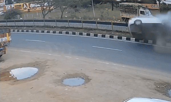 Ôtô bay qua dải phân cách, lật ngửa