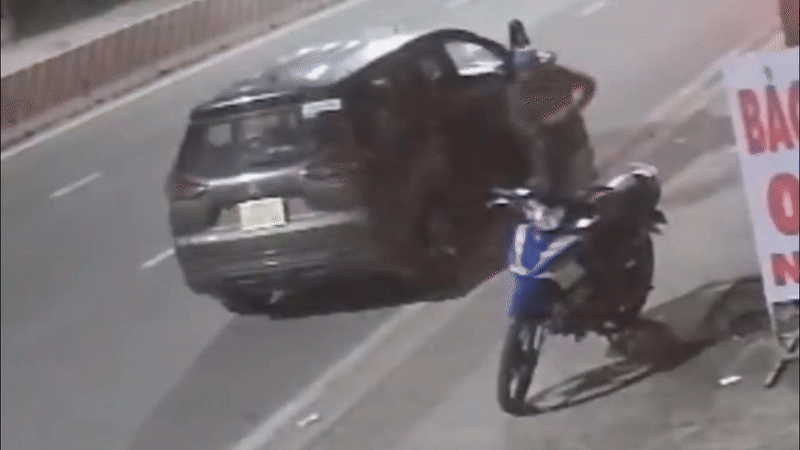 Hai người rình, mở cửa ôtô trộm điện thoại