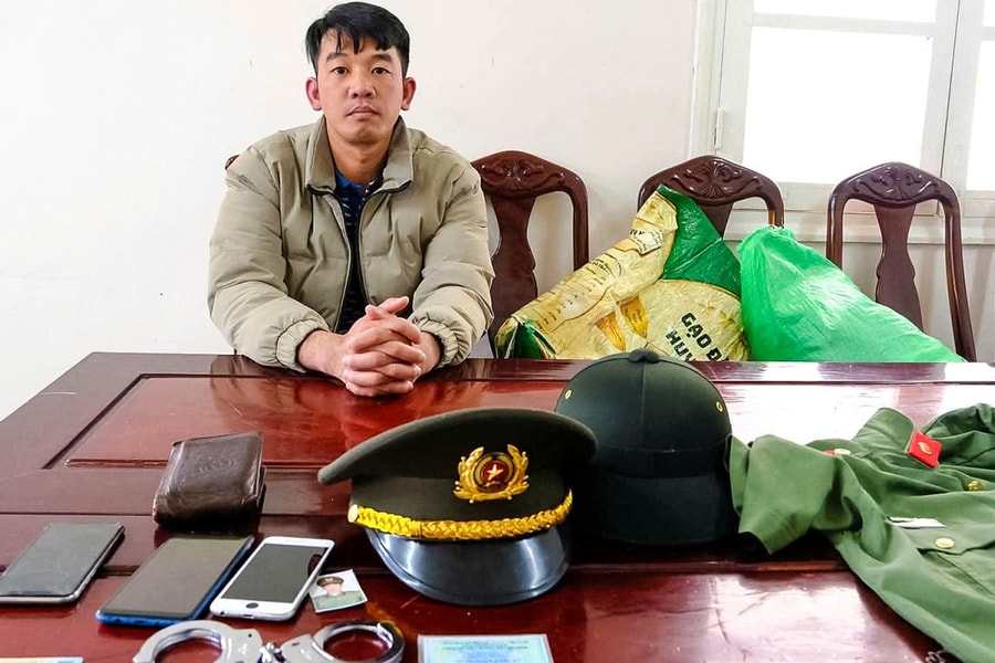 Mặc cảnh phục chạy xe ngoài đường vì 'thích oai'