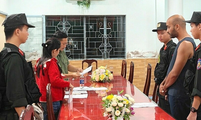 Hai du khách nước ngoài đi nhiều nơi ở Phú Quốc đổi USD giả