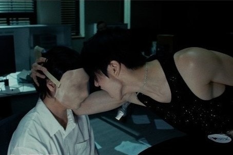 MV của nam ca sĩ bị chỉ trích phản cảm