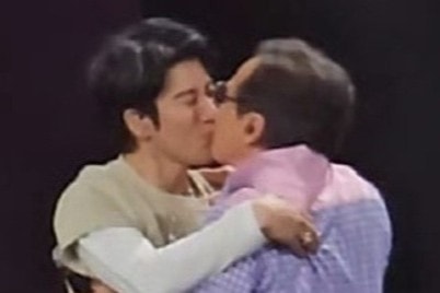 Thành Long hôn môi đồng nghiệp nam gây xôn xao